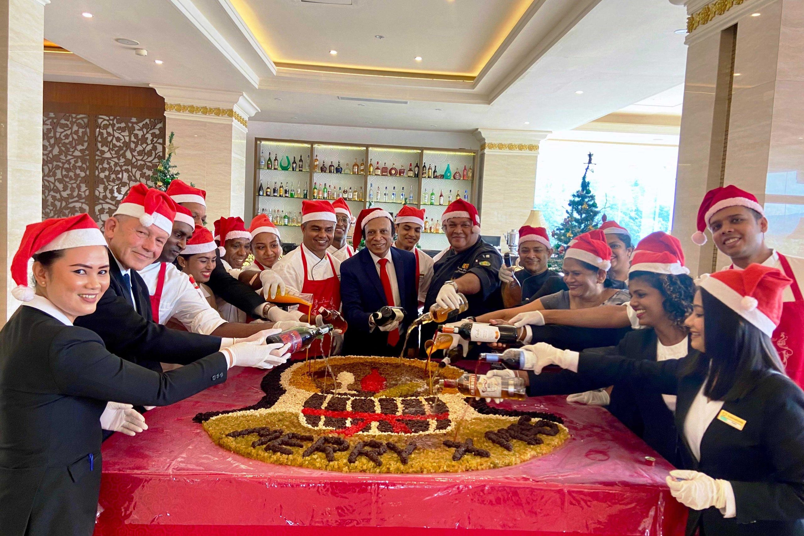 ග්‍රෑන්ඩ් කැන්ඩියන් හෝටලය සාම්ප්‍රදායික කේක් මිශ්‍රණය සිදු කරමින් උත්සව සමය අරඹයි